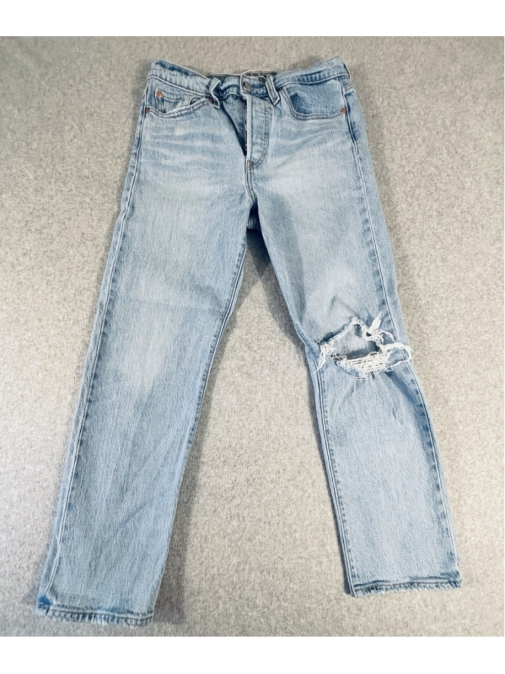 Levi’s Premium Wedgie Straight Jeans Women 29x28 Light Wash Distressed Denim - Picture 2 of 12
